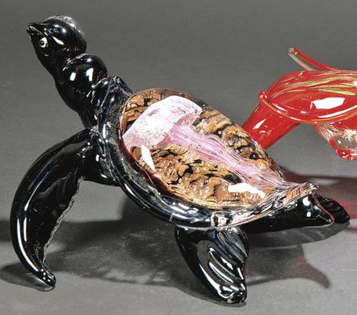  Tortuga de cristal de Murano con medusa flotando en el interior del caparazón rodeada de algas realizadas con aventurina.