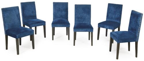 Conjunto de 8 sillas con estructura de madera ebonizada y tapicería de tela azul.