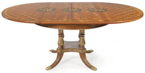 Mesa de comedor extensible estilo Regencia, tapa decorada con damero en madera de caoba. 