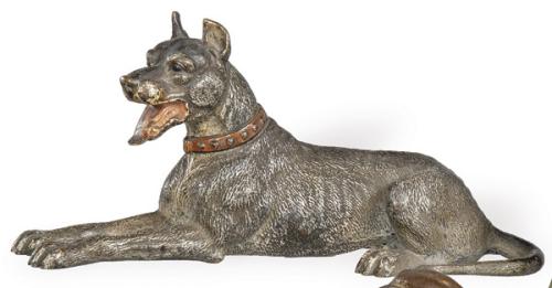 "Gran Danés Tumbado" en bronce policromado, Viena h. 1900.