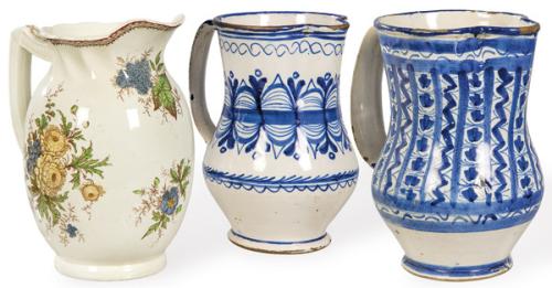 Conjunto de 3 jarras de loza, ca. 1890-1950. Izquierda