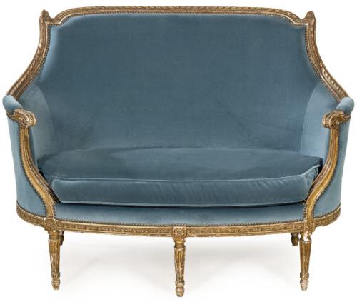 Canapé en Corbeille Napoleón III, estilo Luis XVI en madera tallada y dorada con tapicería de terciopelo azul de época posterior.