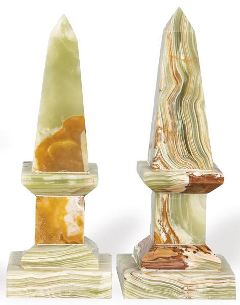 Pareja de obeliscos tallados en onix verde.