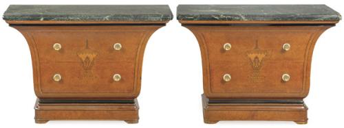  Pareja de cómodas en forma de ménsula, con lineas curvas en madera chapada de raíz de arce y molduras lacadas en negro, presenta una decoración continua en el centro de los cajones representando un copa clásica en marquetería