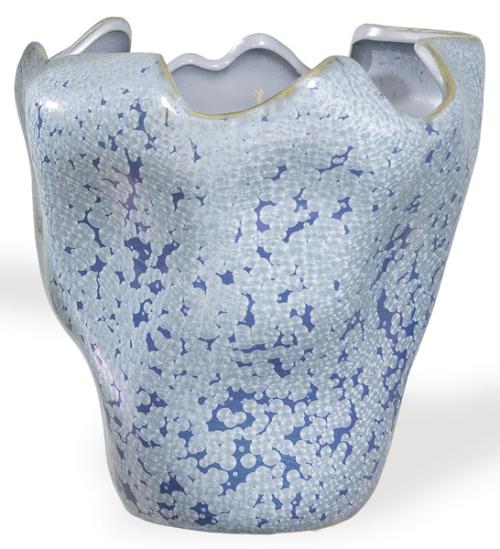  Jarrón de boca irregular en cerámica con esmaltado metalizado en azul oscuro y azul claro, posiblemente Alemania del Este h. 1960-70