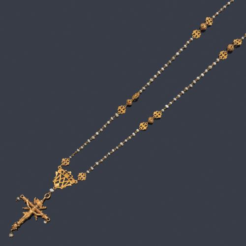 Rosario largo con perlitas aljófar intercaladas con motivos de filigrana realizados en oro amarillo de 18K. S XVIII.