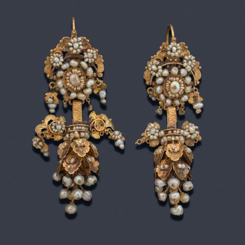 Delicados pendientes largos con perlitas aljófar realizados en oro amarillo de 18K. S. XVIII.