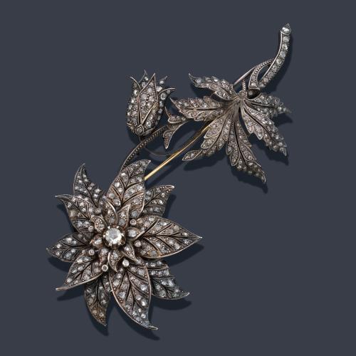Broche con diseño floral enriquecido con diamantes talla rosa y holandesa de aprox. 7,35 ct en total. S. XIX.