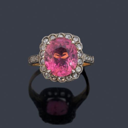 Anillo con turmalina rosa de aprox. 3,40 ct con orla de diamantes talla rosa. Ppios S. XX.