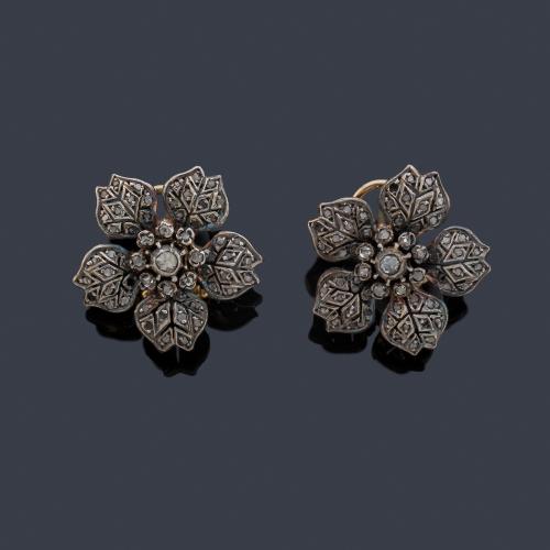 Pendientes en forma de flor con diamantes talla rosa, sig. XIX.