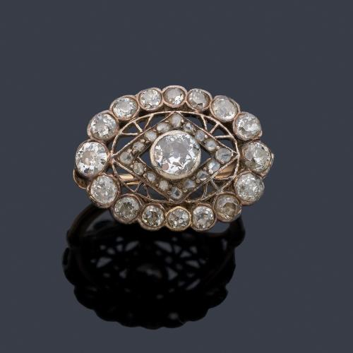 Anillo con diseño calado con diamantes talla rosa y 'old cut' de aprox. 1,10 ct en total. S. XIX.