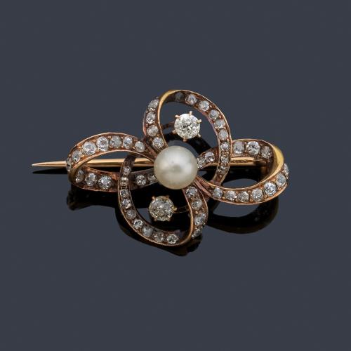 Broche con motivos circulares con diamantes talla antigua con una perlita central. S. XIX.
