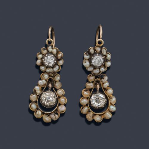 Pendientes largos con diamantes talla antigua de aprox. 1,20 ct y perlitas aljófar. Mediados del S. XIX.