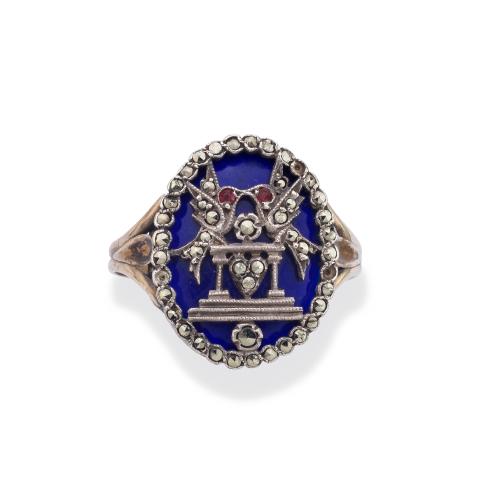Anillo con motivo central con pareja de pajaritos con rubíes y hematites sobre esmalte azul. Ppios S. XIX.