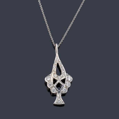 Colgante con diseño calado con brillantes en montura y cadena de oro blanco de 18K.