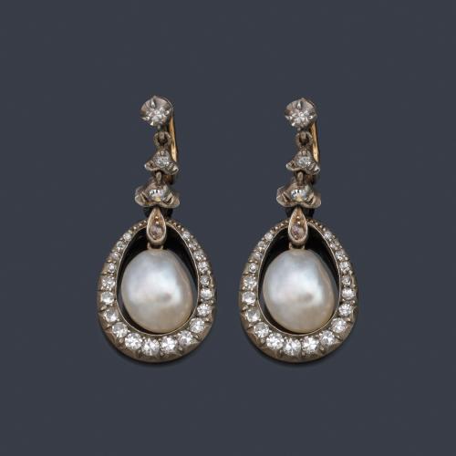 Pendientes largos con pareja de perlas barrocas finas y orlado con diamantes talla rosa en disminución. Circa 1850.