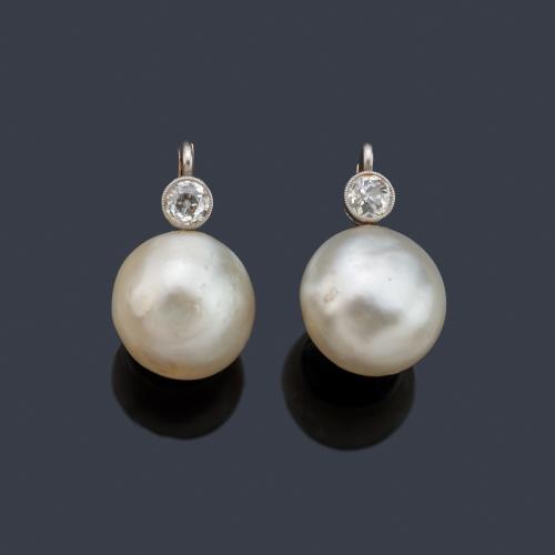 Delicados pendientes cortos con pareja de perlas finas de aprox. 12,05 mm y 11,85 mm con diamante talla antigua en la parte superior. Certificado SSEF. Circa 1900.