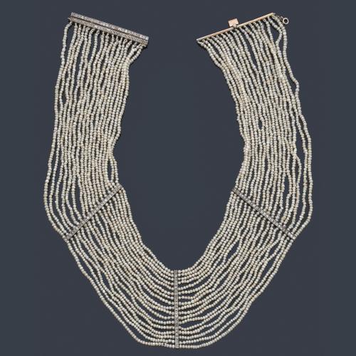 Delicado collar estilo 'choker' con 17 hilos de perlas finas de aprox. 2,08 mm - 3,00 mm con cinco barritas enriquecidas con diamantes talla 'old cut european' engastados en grano. Finales del S. XIX. Certificado GIA.