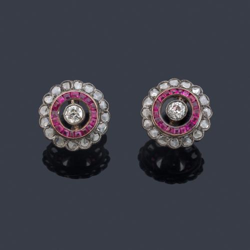 Pendientes 'ojo de perdiz' con diamantes talla rosa y antigua con orla de rubíes calibrados. Años '40.