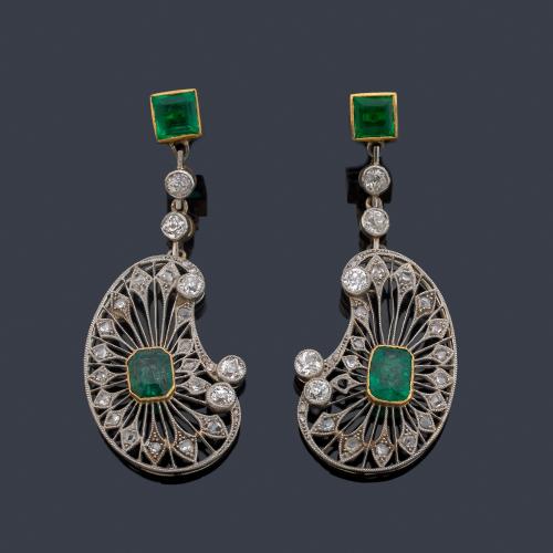 Pendientes largos con esmeraldas de aprox. 4,50 ct en total y diamantes talla antigua y rosa de aprox. 2,30 ct en total.