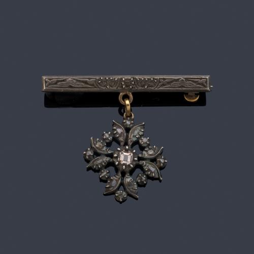 Broche - alfiler con remate de rosetón calado con diamantes talla tabla, en montura de oro amarillo de 18K y vista en plata. S. XIX.