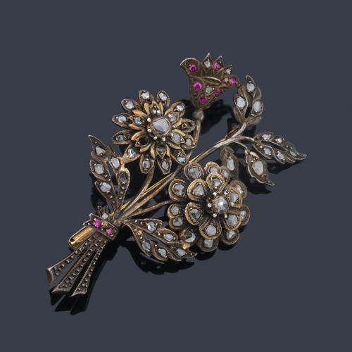 Broche con 'bouquet floral' con diamantes talla rosa y rubíes facetados. S. XIX.