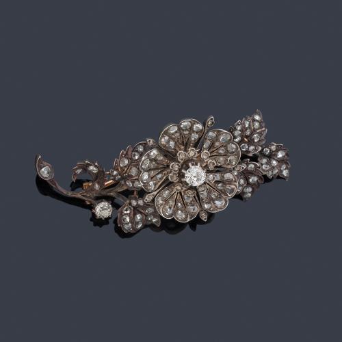 Broche con diseño floral con diamantes talla 'old cut' y rosa de aprox. 1,68 ct en total. S. XIX.