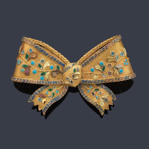 Broche en forma de lazada decorado con esmalte en tonos azules con detalles vegetales. Finales S. XIX.