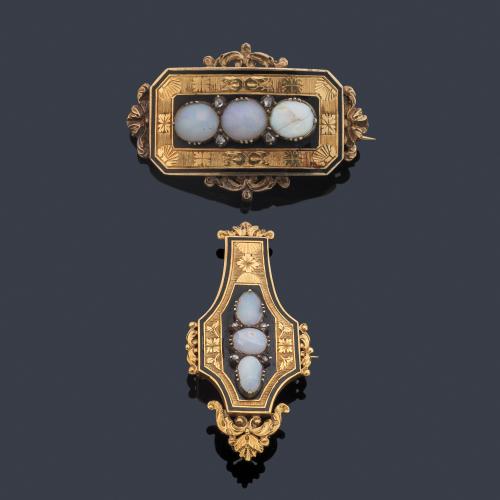  Pareja de broches época Victoriana con tres ópalos cada uno (uno de ellos presenta fracturas) y esmalte negro. Circa 1860.