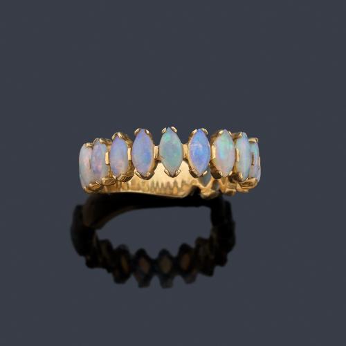 Anillo con catorce ópalos talla cabujón en montura de oro amarillo de 18K.