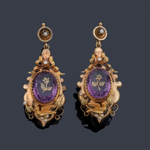 Pendientes largos época Isabelina con pareja de amatistas con detalle floral al centro, en montura de oro amarillo de 18K. S. XIX.