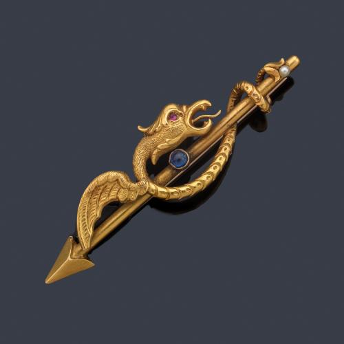 Broche con diseño de Grifo (criatura mitológica) con rubí y zafiro talla cabujón.