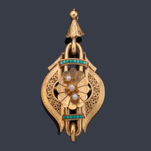  Broche Alfonsino con diseño vegetal con tres perlitas y turquesas, en montura de oro amarillo de 18K cincelado con motivos florales.