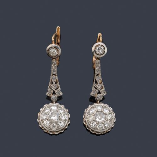 Pendientes largos con remate en forma de rosetón con diamantes talla antigua de aprox. 1,35 ct en total. Años '30.