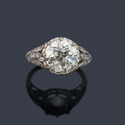  Solitario con diamante talla 'old European' de 3,32 ct en montura de platino. Certificado HRD.