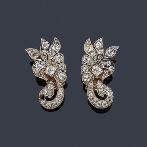 Pendientes con diseño vegetal y diamantes talla 'old mine' de aprox. 4,00 ct en total. Años '30.