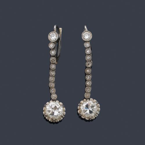 Pendientes largos con diamantes talla 'old cut' y rosa de aprox. 2,20 ct en total. Años '30.