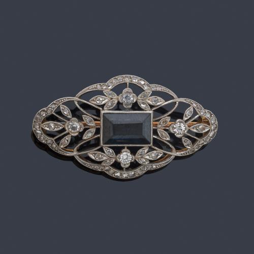 Broche época 'Belle Époque' con zafiro central de aprox. 1,60 ct en total. Circa 1900.