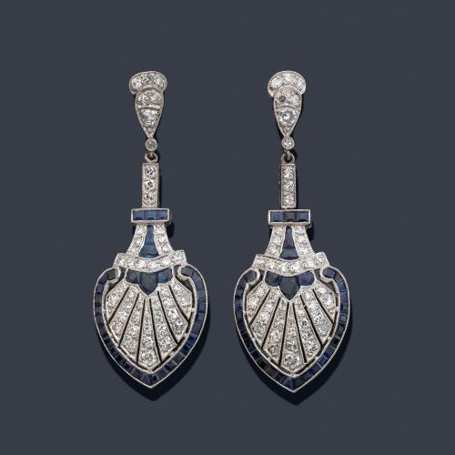 Pendientes largos con remate con motivo de palmeta con diamantes talla 8/8 de aprox. 1,44 ct en total y orla de zafiros calibrados de aprox. 4,86 ct en total.