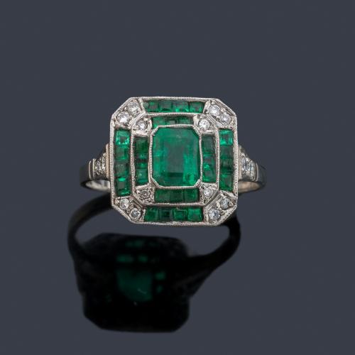 Anillo con esmeraldas calibradas y rectangular de aprox. 2,00 ct y brillantes de aprox. 0,30 ct en total.