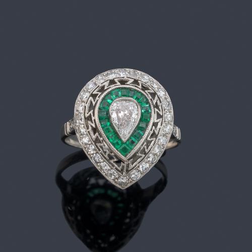  Anillo con diamante central talla perilla y orla de diamantes talla sencilla de aprox. 1,00 ct en total y esmeraldas calibradas.
