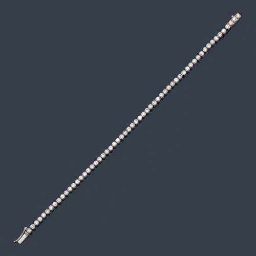 Pulsera rivière con banda de brillantes de aprox. 3,40 ct en total.