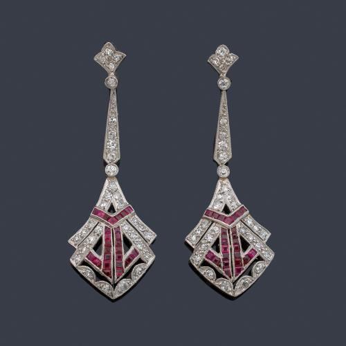  Pendientes largos con diamantes talla brillante y 8/8 de aprox. 1,70 ct en total y rubíes calibrados de aprox. 2,00 ct en total.