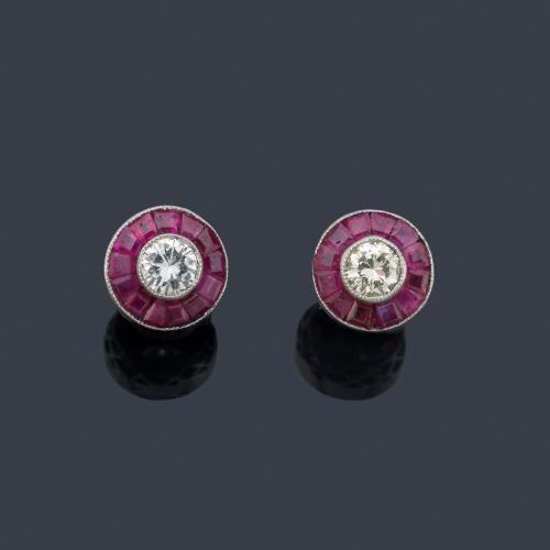 Pendientes cortos 'ojo de perdiz' con pareja de brillantes de aprox. 0,50 ct en total y orla de rubíes calibrados.