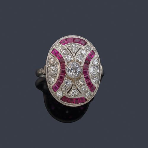 Anillo con diseño ovalado con diamantes talla antigua de aprox. 1,10 ct en total y bandas curvadas de rubíes de aprox. 1,30 ct en total.