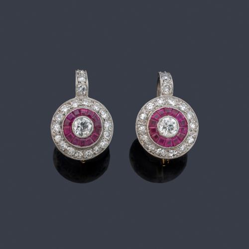 Pendientes con diseño 'ojo de perdiz' con brillantes de aprox. 1,40 ct en total y rubíes calibrados de aprox. 1,40 ct.