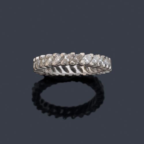 Alianza completa con banda de diamantes talla marquís en montura de oro blanco de 18K.
