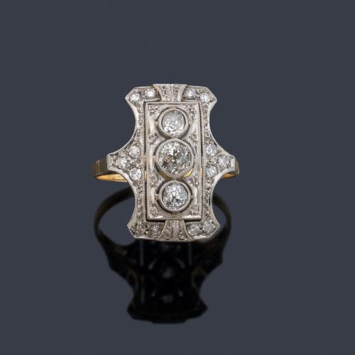 Anillo lanzadera con tres diamantes talla antigua de aprox. 0,60 ct y orla de diamantes talla rosa, con diseño calado.