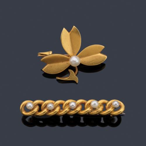 Dos broches con barrita con perlitas y motivo floral con perlita central.