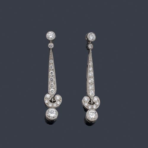 Pendientes largos con brillantes de aprox. 1,30 ct en total.